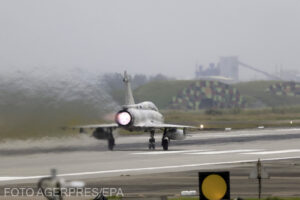 O patrulă de avioane de luptă franceze au conturat emblema Ucrainei în timpul unui zbor deasupra Mării Negre