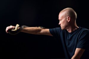 Un american s-a lăsat mușcat de peste 200 de ori de șerpi veninoși, iar acum, după 25 de ani, oamenii de știință l-au luat în serios. Cum poate ajuta gestul său extrem