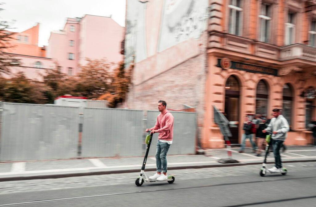 Trotinetele electrice, risc uriaș pe șosele. Titi Aur dă exemplul Țărilor de Jos: Acolo e pericol public. Se confiscă direct