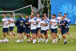 Ultimele reglaje înainte de Cipru! Imagini de la antrenamentul „tricolorilor” condus de Mircea Lucescu