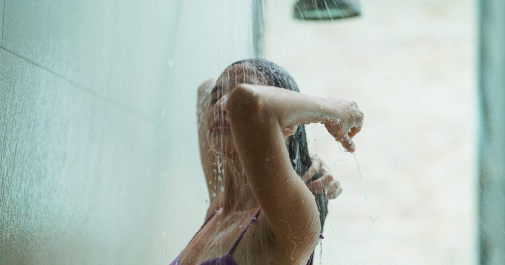 Ce să nu faci niciodată după duș și cum să ai o piele sănătoasă pe termen lung, potrivit dermatologilor