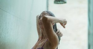 Ce să nu faci niciodată după duș și cum să ai o piele sănătoasă pe termen lung, potrivit dermatologilor