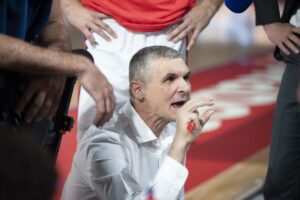 „Dă-o în mama mă-sii” » Antrenorii celor două finaliste din Liga Națională de Baschet au criticat arbitrajul după meciul 4: „E strigător la cer!”