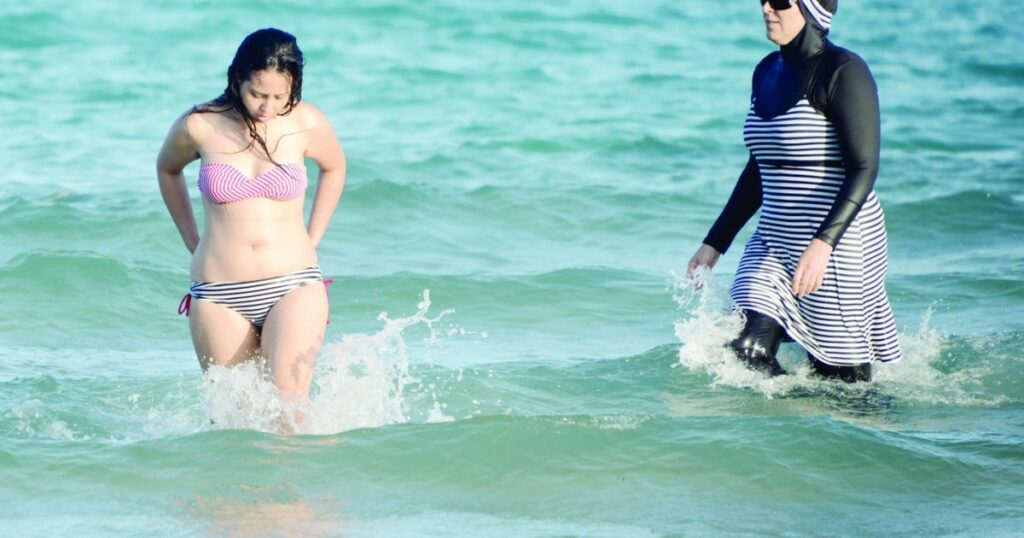Noul guvern islamist din Siria ordonă femeilor să poarte burkini pe plajă, dar permite aparațiile în bikini în cluburile private și hotelurile de lux