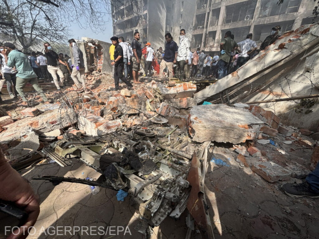 VIDEO + FOTO Un avion cu 244 de oameni la bord s-a prăbușit. ”La o primă vedere, pilotul a făcut o greșeală crasă și fatală”/ Există un supraviețuitor