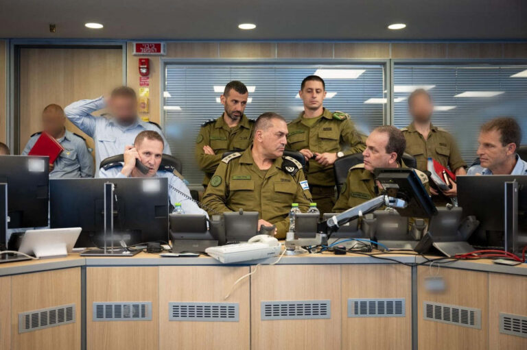 „O perdea de fum perfectă”. Cum i-au păcălit israelienii pe liderii de la Teheran, înainte de atacul devastator din această noapte din Iran
