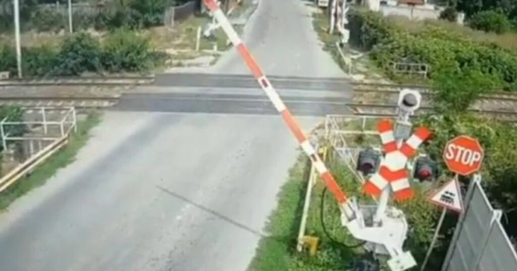 Șofer inconștient, filmat ocolind bariera coborâtă la o trecere la nivel cu calea ferată. Cum a fost sancționat