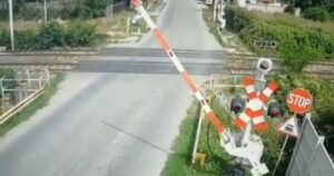 Șofer inconștient, filmat ocolind bariera coborâtă la o trecere la nivel cu calea ferată. Cum a fost sancționat