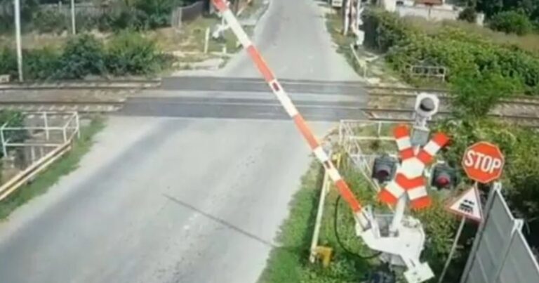 Șofer inconștient, filmat ocolind bariera coborâtă la o trecere la nivel cu calea ferată. Cum a fost sancționat
