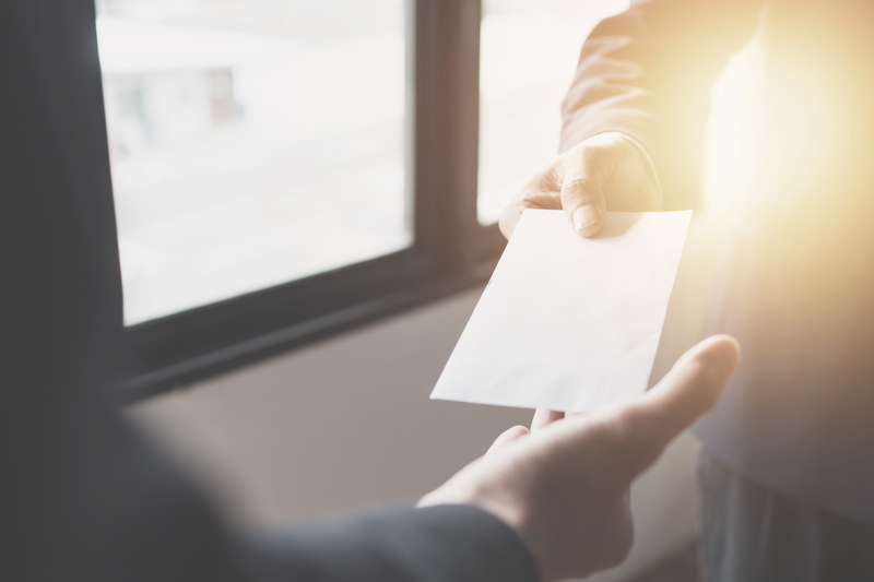 După ce o studentă i-a lăsat unei profesoare banii colectați de la colegi, în birou au dat buzna procurorii DNA. „Ne-am întors la școală și toți erau acolo”