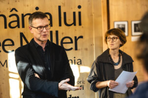 Ambasadorul Marii Britanii a participat la o vizionare privată a expoziției Lee Miller de la The King’s House din Viscri