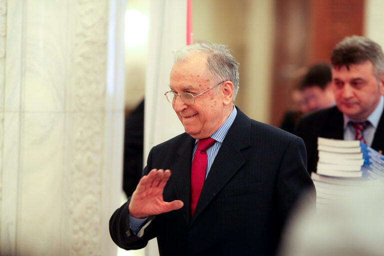Tratament personalizat. Iliescu are cancer pulmonar. De ce medicina nu mai întreabă „câți ani ai?”, ci „ce mutație ai?”