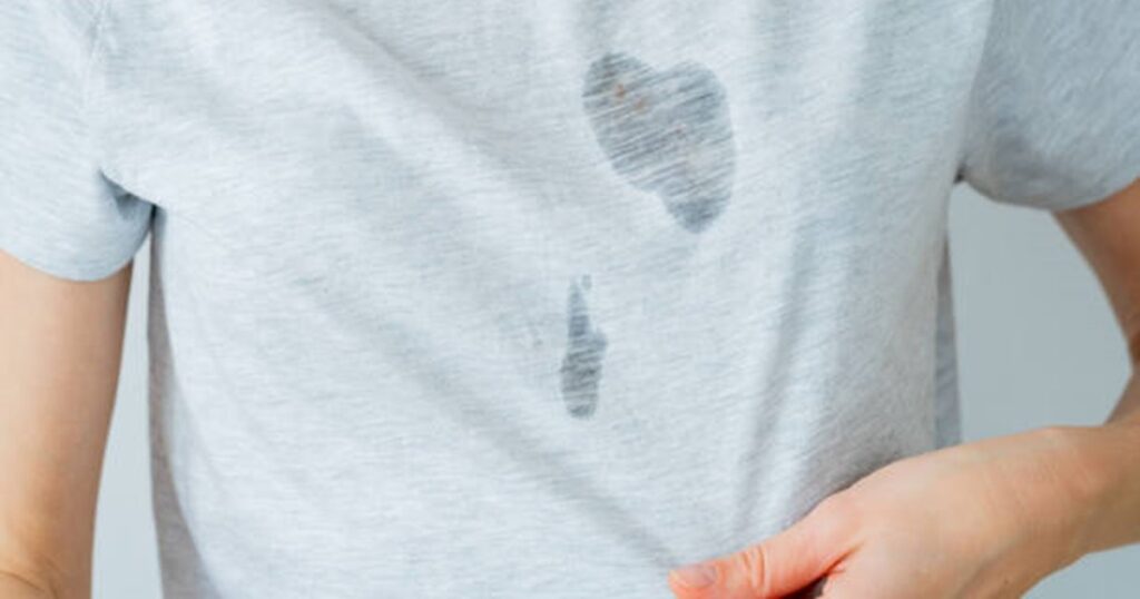 Trucul secret al mamelor: Cum scoți petele imposibile în câteva secunde cu fixativul de păr. Alte întrebuințări surprinzătoare