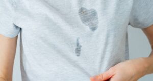 Trucul secret al mamelor: Cum scoți petele imposibile în câteva secunde cu fixativul de păr. Alte întrebuințări surprinzătoare