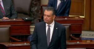 Senator american, în lacrimi, după ce a fost arestat pentru că a vrut să pună o întrebare: „Mă rog să nu trăiți niciodată așa ceva”