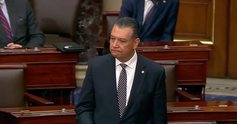 Senator american, în lacrimi, după ce a fost arestat pentru că a vrut să pună o întrebare: „Mă rog să nu trăiți niciodată așa ceva”