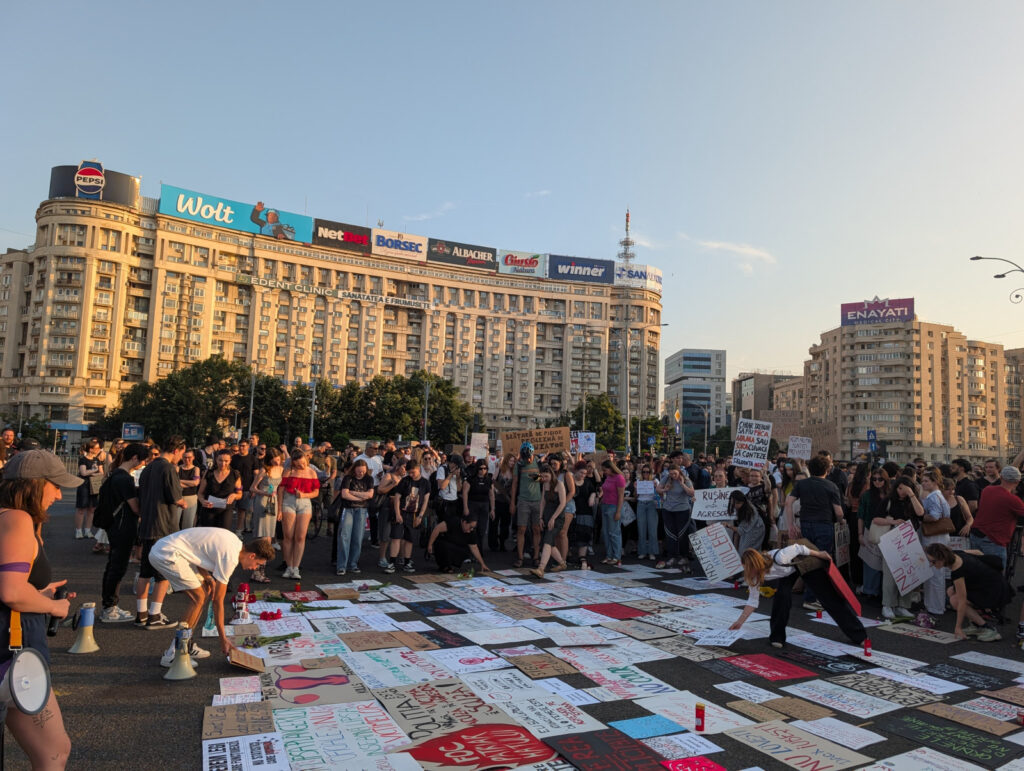 Protest de amploare în București după ce încă o femeie a fost ucisă: „Nu e o dramă de familie. E femicid!”