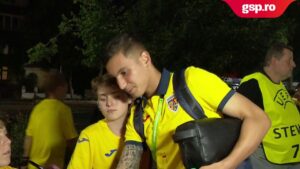 Danemarca U19 -3 » Imagini cu jucătorii naționalei alături de familie si de iubitele lor. Tinerii au împărțit autografe și au fost felicitați de suporterii româniei