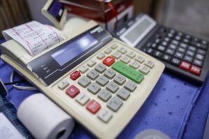 TABEL Toate cele aproape 100 de măsuri discutate de către PSD, PNL, USR și UDMR: Modificări TVA, tăieri la stat, inclusiv gratuități pentru studenți, schimbări la venituri de pe Booking și Airbnb