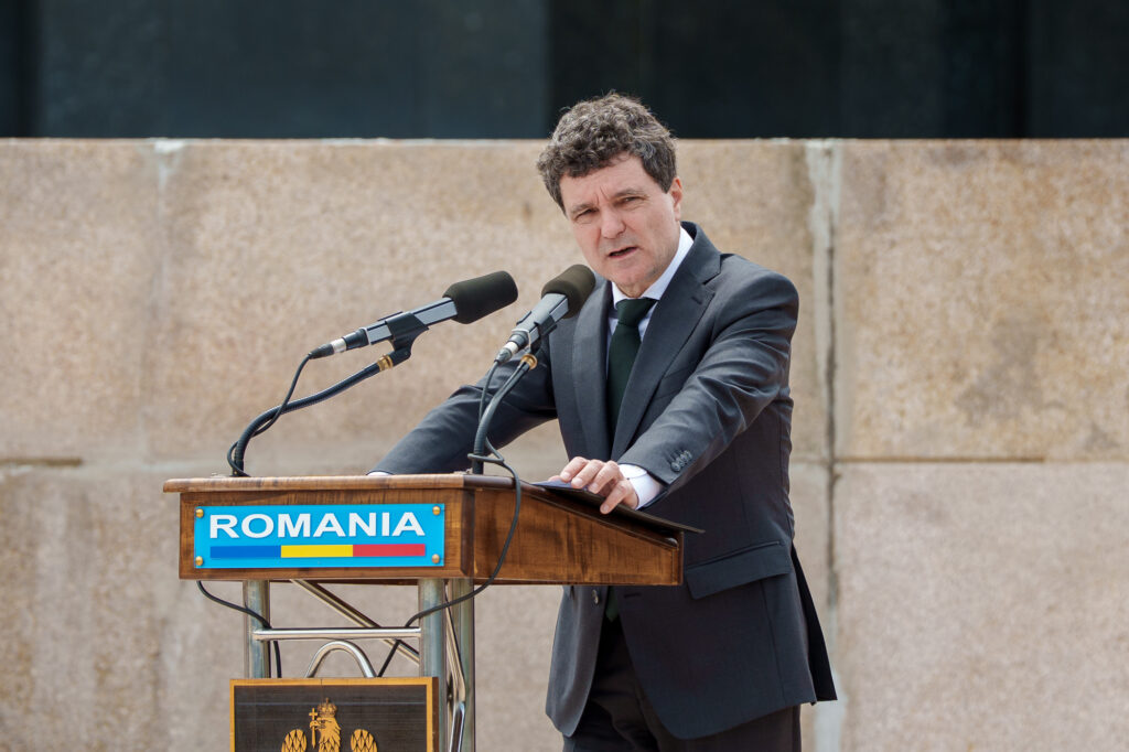 De unde ne luăm o politică externă? Nicușor Dan trebuie să deschidă dezbaterea. Destul să spunem că românii nu se pricep