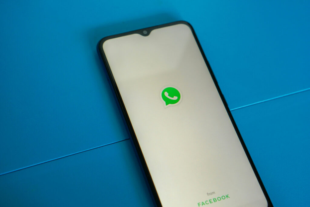 WhatsApp ar putea introduce publicitate: o decizie profitabilă, dar riscantă