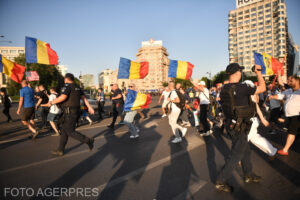 Scandal la protestul AUR. Manifestanţii au forţat cordonul de jandarmi
