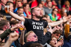 Se schimbă legea! Consumul băuturilor alcoolice, permis pe stadioane, la toate evenimentele sportive