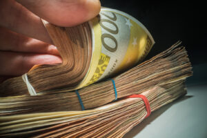 Percheziții la compania-mamă a BRD, în Paris și Luxemburg. Directori din Societe Generale, percheziționați la domiciliu. Patru arestări