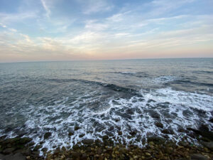 Panică pe litoral. ”Aveți idee de unde sunt aceste sunete puternice? Vibrează geamurile când se aud”