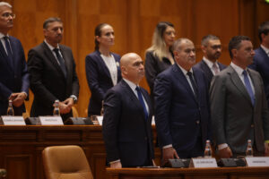 Cât să ne enervăm pe Guvernul cu 5 vicepremieri și de ce mereu miroase a parfum când compari cu mucegai
