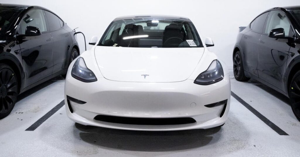 Prima mașină complet autonomă de la Tesla s-a condus singură de la fabrică la client