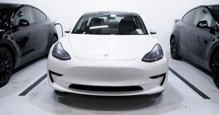 Prima mașină complet autonomă de la Tesla s-a condus singură de la fabrică la client