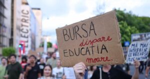 „Nu din burse faceți averi”. Studenții, protest în București față de tăierile anunțate de Guvern
