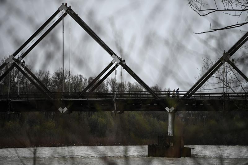 Podul peste râul Tisa dintre România şi Ucraina intră în reparaţii. Traficul rutier va fi restricţionat