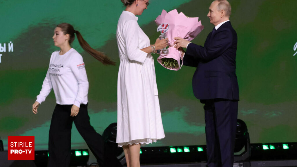 Putin, „Mini Vlad”. A primit flori pe scenă de la creatoarea de modă a armatei