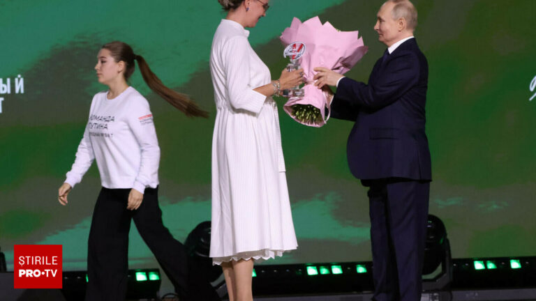 Putin, „Mini Vlad”. A primit flori pe scenă de la creatoarea de modă a armatei