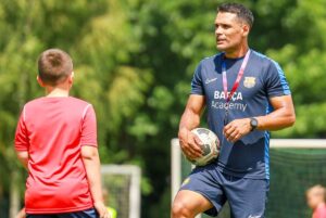 Metoda omizii și refuzul vaccinării » Dedesubturile transferului anunțat cu fast în România: „A lucrat la FC Barcelona”