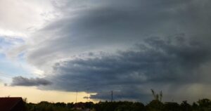 După caniculă, vin furtunile. Județele sub Cod portocaliu de vijelii puternice cu rafale ale vântului de până la 90 km pe oră