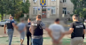 Bărbații care au încercat să bage o femeie cu forţa într-un autoturism au ajuns după gratii