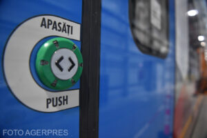 Tren electric nou, vandalizat la nici un an de la introducerea în circulație: „Nu au un minim respect”