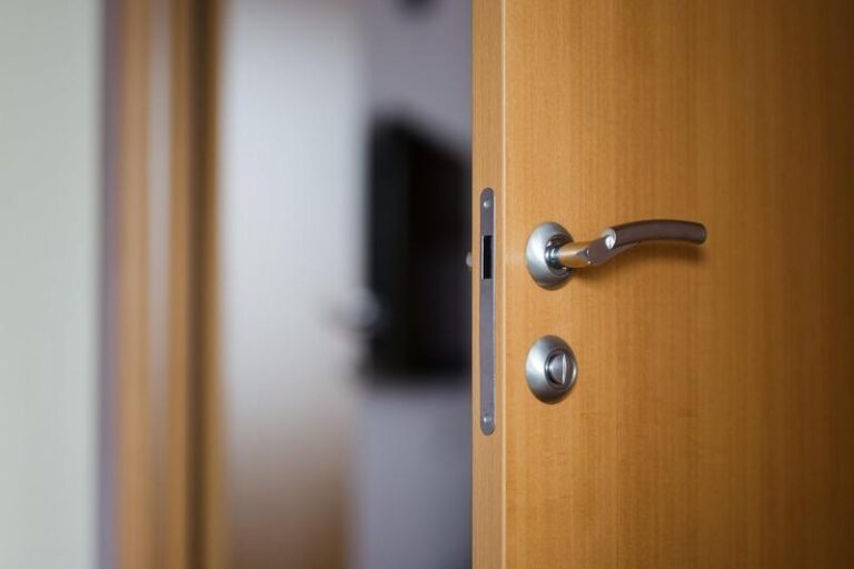 Manevra imobiliară ticluită de un bărbat care a închiriat apartamente în regim hotelier pentru a face bani