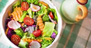 Pui cu hummus și legume proaspete