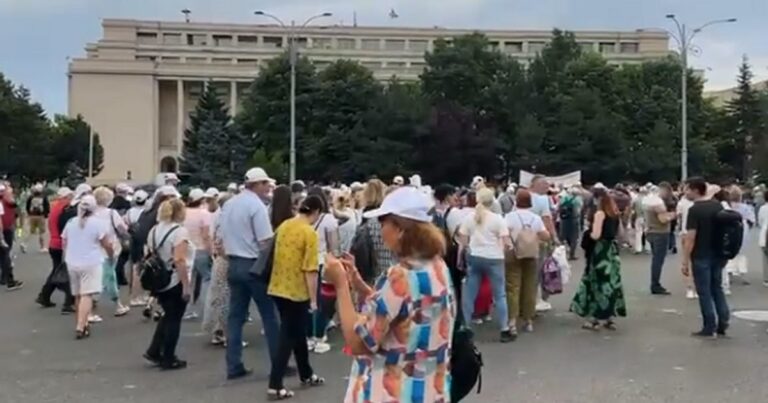 Sindicaliștii protestează în Piaţa Victoriei faţă de măsurile fiscale: „Afectează capacitatea de administrare a fondurilor europene”