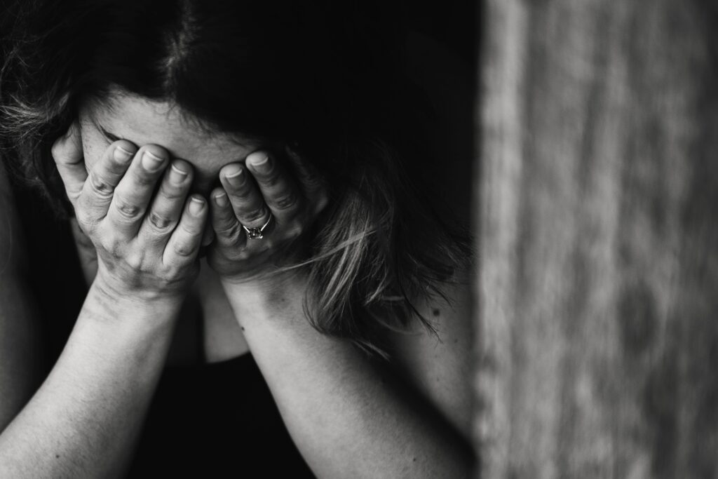 O româncă din Italia a găsit puterea să-și denunțe fostul iubit, după ani de abuzuri și imagini intime publicate pe internet