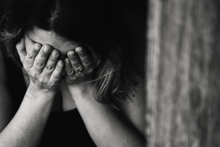 O româncă din Italia a găsit puterea să-și denunțe fostul iubit, după ani de abuzuri și imagini intime publicate pe internet