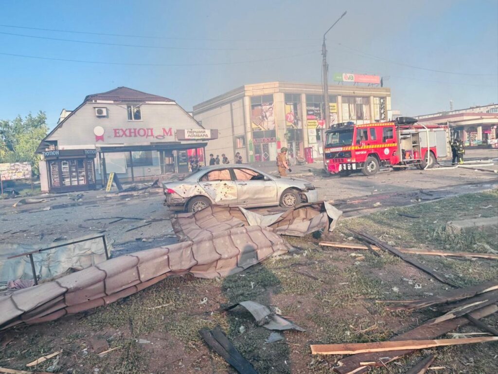 FOTO/VIDEO Bombă de 500 kg, lansată de ruși asupra unei piețe din Donețk, în timp ce oamenii erau la cumpărături. „Pur și simplu oribil”