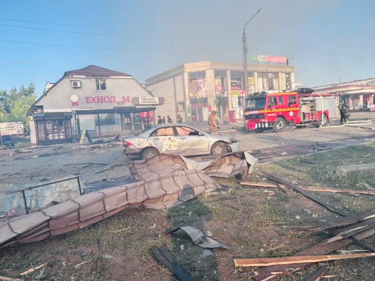FOTO/VIDEO Bombă de 500 kg, lansată de ruși asupra unei piețe din Donețk, în timp ce oamenii erau la cumpărături. „Pur și simplu oribil”