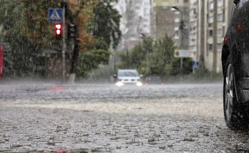 Alerte cod roșu și cod portocaliu de ploi puternice în localități din mai multe județe, vineri dimineața