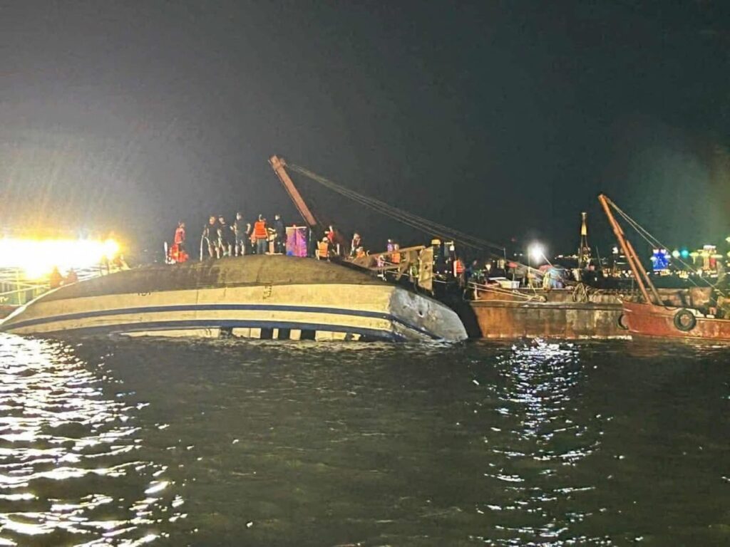 Cum a reușit să supraviețuiască un copil de 10 ani după naufragiul unui vas turistic în Vietnam / Cel puțin 37 de morți