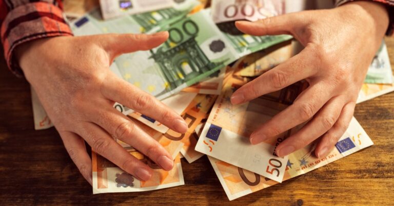 Joburile în care românii simpli câștigă cât un director la stat: „Cel mai bine plătit ia 11.000 de euro pe lună, iar cel mai prost 6.000”
